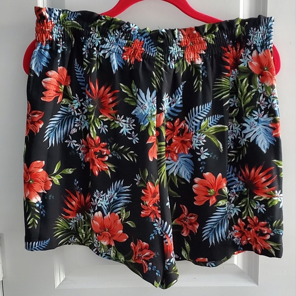 Black Floral Flowy Shorts - Picture 3 of 7